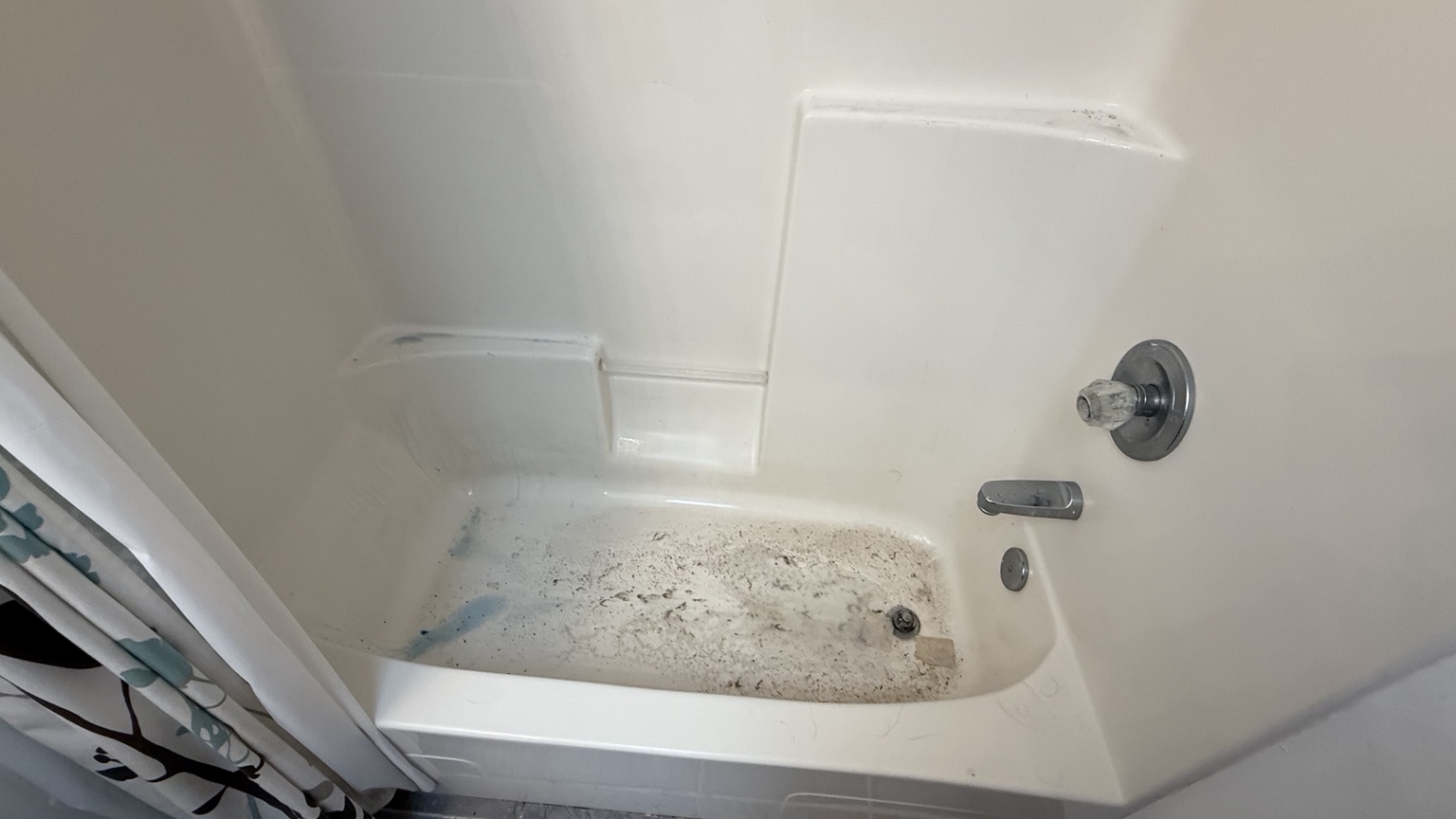 Bathtub before cleaning